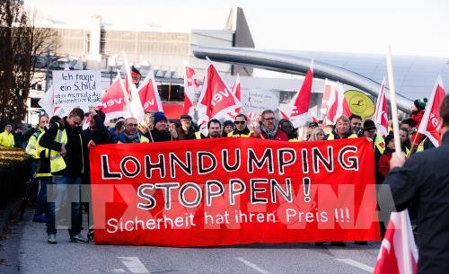 Các nhân viên Hãng hàng không Lufthansa biểu tình yêu cầu được tăng lương tại Hamburg ngày 24/11. Ảnh: EPA/TTXVN