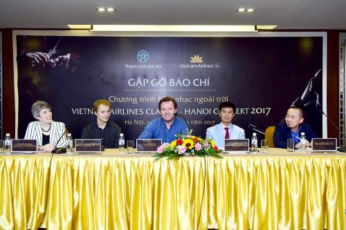 Ban tổ chức chương trình hòa nhạc ngoài trời Vietnam Airlines Classic - Hanoi Concert 2017. Ảnh: Diệu Linh/BNEWS/TTXVN