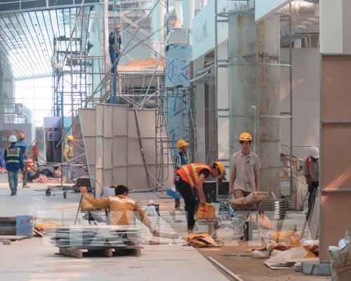 Công nhân khẩn trương hoàn thành các hạng mục công trình Nhà ga hành khách quốc tế Đà Nẵng. Aenh: TTXVN
