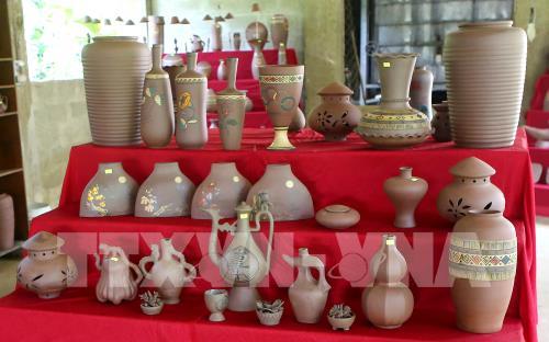 http://image.bnews.vn/MediaUpload/Content/2017/06/20/084003_thua-thien-hue-festival-to-honour-traditional-crafts.jpg