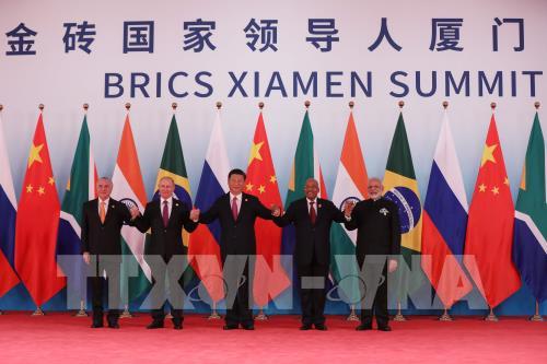 Chủ tịch Trung Quốc Tập Cận B&igrave;nh (giữa) c&ugrave;ng l&atilde;nh đạo c&aacute;c nước th&agrave;nh vi&ecirc;n BRICS tại Hội nghị thượng đỉnh nh&oacute;m ở Ph&uacute;c Kiến ng&agrave;y 4/9. AFP/ TTXVN