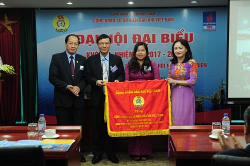 161036_trao-tang-co-thi-dua-cua-cong-doan-dau-khi-viet-nam.JPG