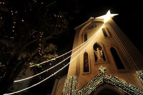 Nhà thờ Hàm long dịp Noel cũng được trang trí rất đẹp. Ảnh: YouTube