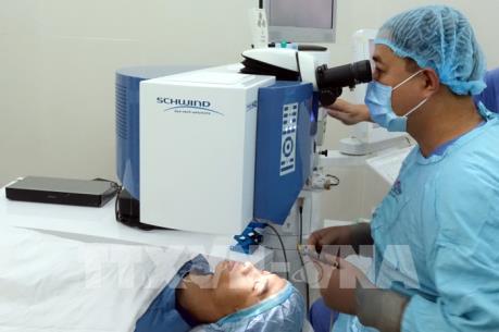 Phẫu thuật khúc xạ bằng Laser công nghệ SmartSurfACE giá rẻ lần đầu tiên tại Việt Nam