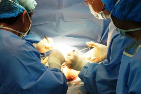 Phẫu thuật lấy khối u não lớn cho nữ bệnh nhân