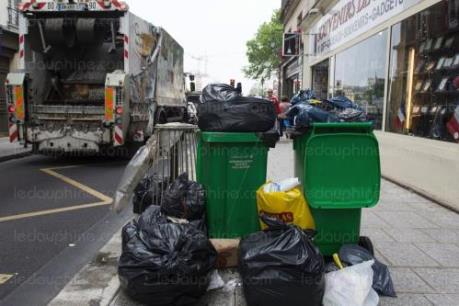Bổ sung hàng nghìn thùng rác tại thủ đô Paris