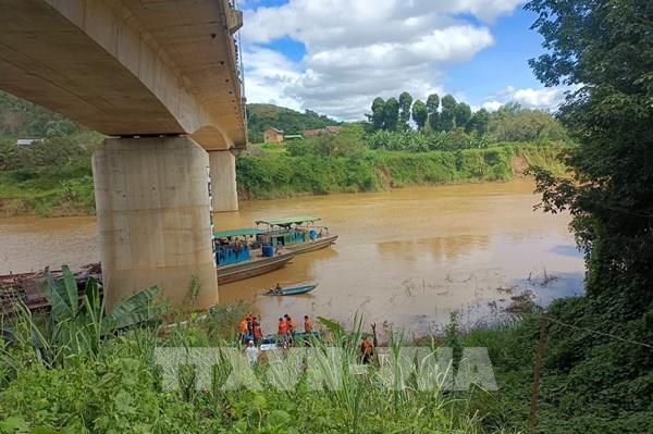 Xuyên đêm tìm kiếm nam thanh niên bị nước lũ cuốn từ Bình Phước ra sông