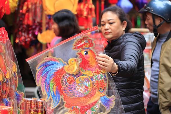 Các hình trang trí hình con gà - biểu tượng của năm hút khách.