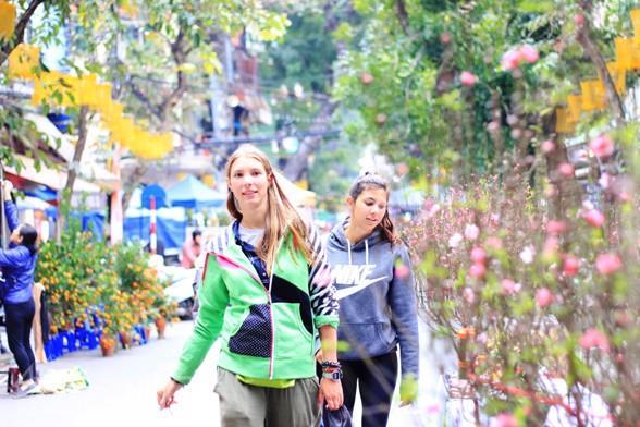 Khách du lịch nước ngoài thích thú ngắm phố phường Hà Nội những ngày cuối năm.