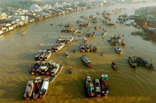 Lênh đênh trên một trong những chợ nổi ấn tượng nhất thế giới tại Việt Nam