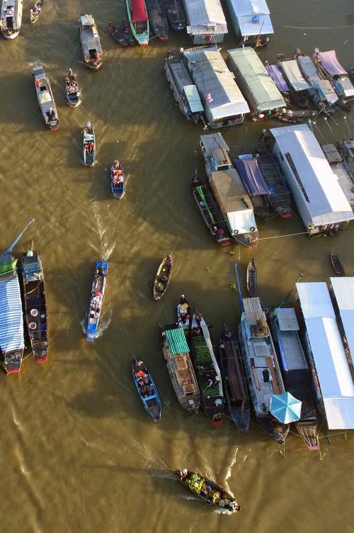 Lênh đênh trên một trong những chợ nổi ấn tượng nhất thế giới tại Việt Nam