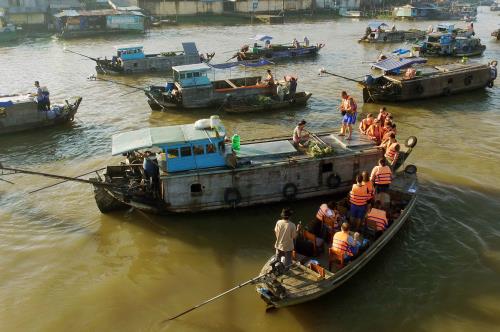 Lênh đênh trên một trong những chợ nổi ấn tượng nhất thế giới tại Việt Nam