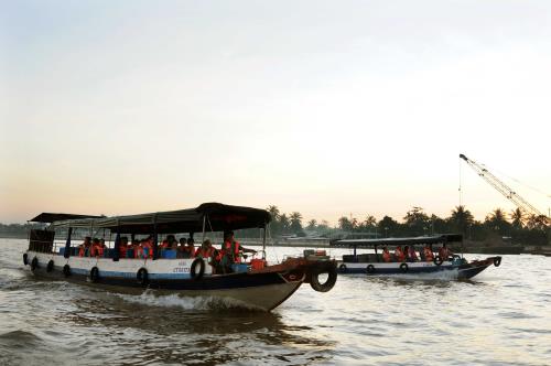 Lênh đênh trên một trong những chợ nổi ấn tượng nhất thế giới tại Việt Nam