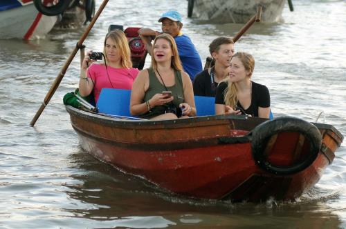 Lênh đênh trên một trong những chợ nổi ấn tượng nhất thế giới tại Việt Nam