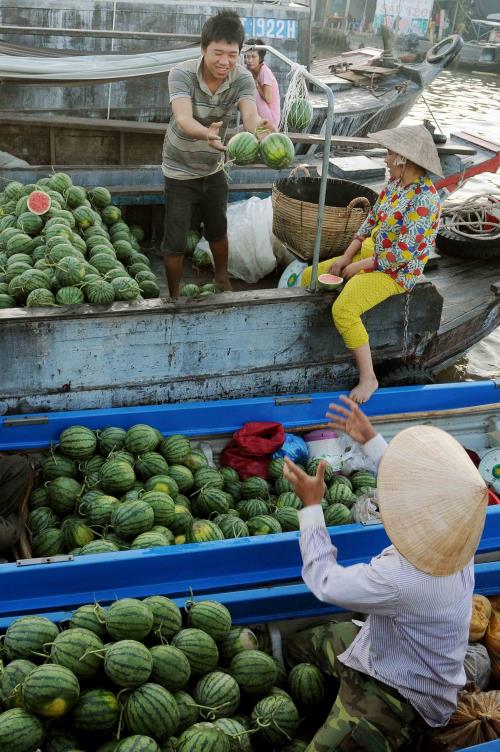 Lênh đênh trên một trong những chợ nổi ấn tượng nhất thế giới tại Việt Nam