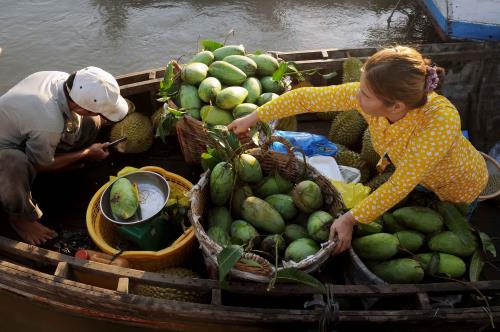 Lênh đênh trên một trong những chợ nổi ấn tượng nhất thế giới tại Việt Nam