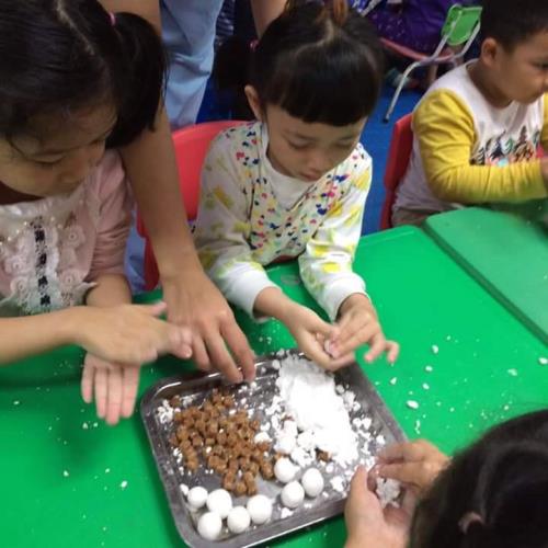 Ngộ nghĩnh trẻ em nặn bánh trôi trong Tết Hàn thực