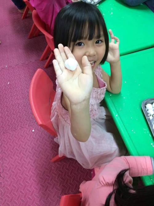 Ngộ nghĩnh trẻ em nặn bánh trôi trong Tết Hàn thực