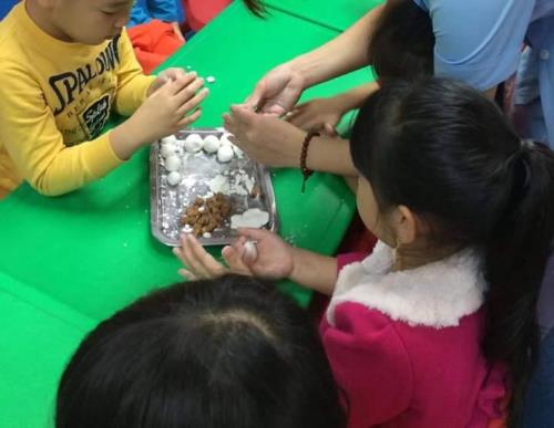 Ngộ nghĩnh trẻ em nặn bánh trôi trong Tết Hàn thực