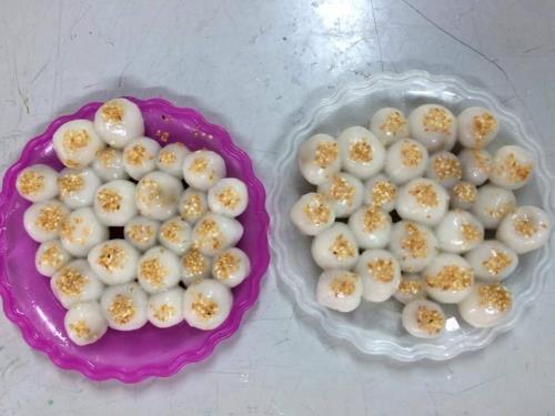 Ngộ nghĩnh trẻ em nặn bánh trôi trong Tết Hàn thực