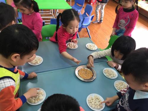 Ngộ nghĩnh trẻ em nặn bánh trôi trong Tết Hàn thực