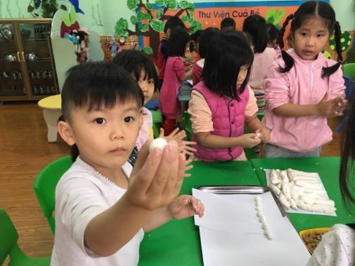 Ngộ nghĩnh trẻ em nặn bánh trôi trong Tết Hàn thực