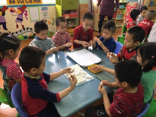 Ngộ nghĩnh trẻ em nặn bánh trôi trong Tết Hàn thực