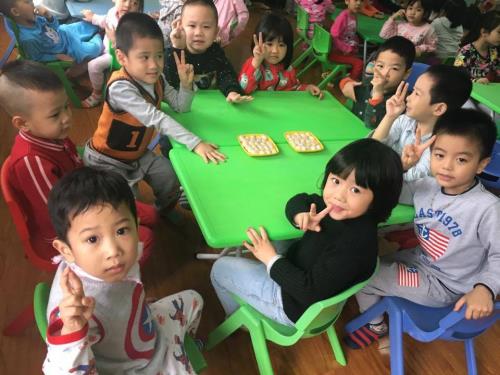 Ngộ nghĩnh trẻ em nặn bánh trôi trong Tết Hàn thực