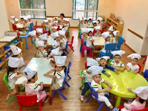 Ngộ nghĩnh trẻ em nặn bánh trôi trong Tết Hàn thực