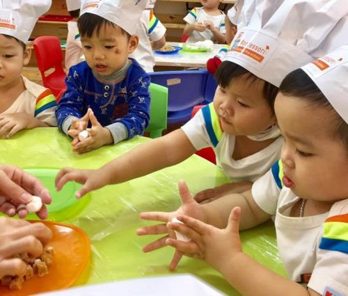 Ngộ nghĩnh trẻ em nặn bánh trôi trong Tết Hàn thực