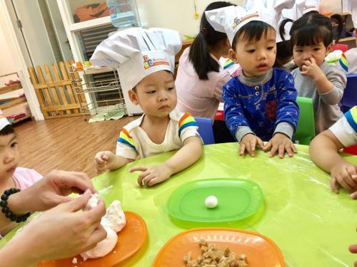 Ngộ nghĩnh trẻ em nặn bánh trôi trong Tết Hàn thực