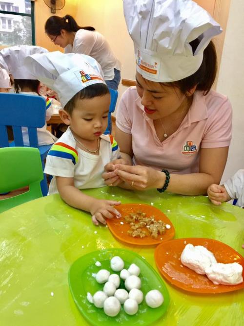 Ngộ nghĩnh trẻ em nặn bánh trôi trong Tết Hàn thực