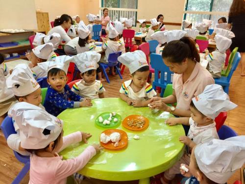 Ngộ nghĩnh trẻ em nặn bánh trôi trong Tết Hàn thực