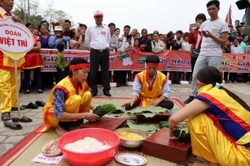 Linh thiêng lễ rước kiệu và dâng lễ vật nhân ngày Giỗ tổ Hùng Vương