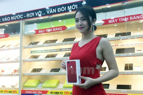 iPhone đỏ chính hãng trong ngày đầu mở bán ở Việt Nam