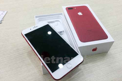 iPhone đỏ chính hãng trong ngày đầu mở bán ở Việt Nam