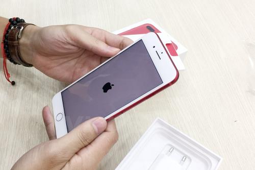 iPhone đỏ chính hãng trong ngày đầu mở bán ở Việt Nam