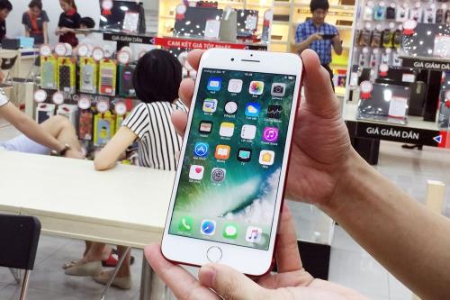 iPhone đỏ chính hãng trong ngày đầu mở bán ở Việt Nam