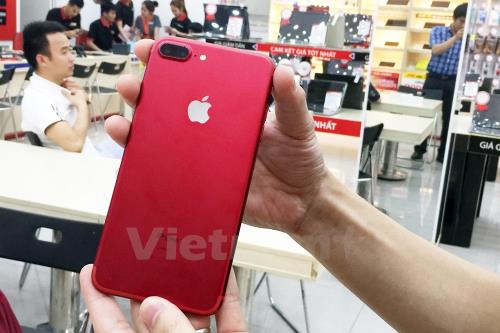 iPhone đỏ chính hãng trong ngày đầu mở bán ở Việt Nam