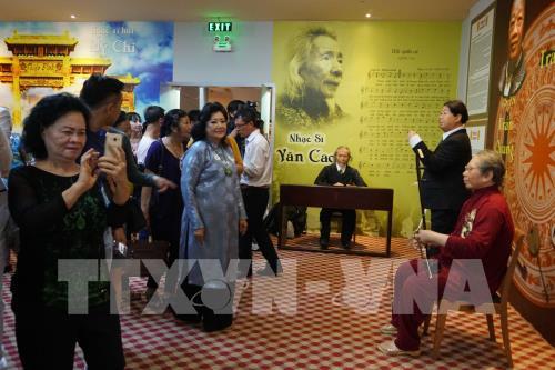 Chiêm ngưỡng hơn 100 bức tượng sáp của văn nghệ sĩ lần đầu được trưng bày tại Việt Nam