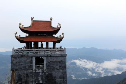 Cáp treo Fansipan đón hàng trăm nghìn lượt khách đến trải nghiệm