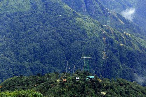 Cáp treo Fansipan đón hàng trăm nghìn lượt khách đến trải nghiệm