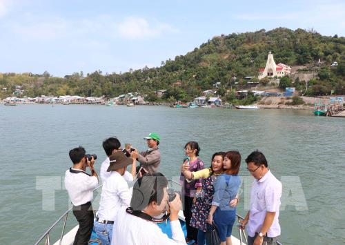 Vẻ đẹp hoang sơ đảo Hòn Tre thu hút khách du lịch