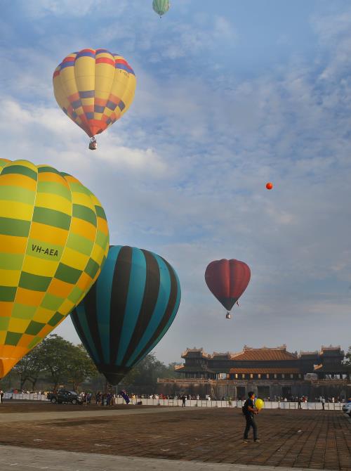 Đẹp mê hoặc Lễ hội khinh khí cầu quốc tế tại Huế