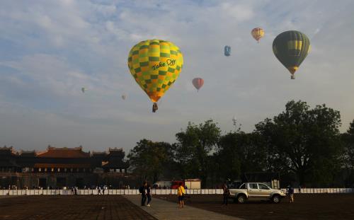 Đẹp mê hoặc Lễ hội khinh khí cầu quốc tế tại Huế
