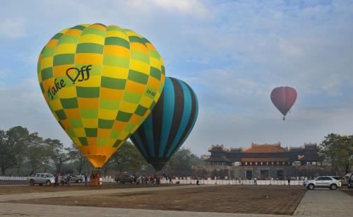 Đẹp mê hoặc Lễ hội khinh khí cầu quốc tế tại Huế