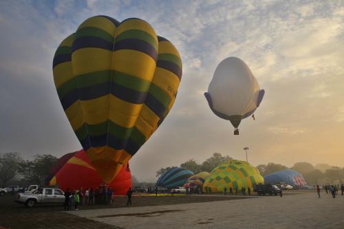 Đẹp mê hoặc Lễ hội khinh khí cầu quốc tế tại Huế