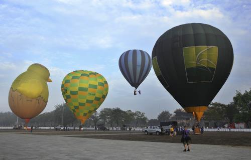 Đẹp mê hoặc Lễ hội khinh khí cầu quốc tế tại Huế