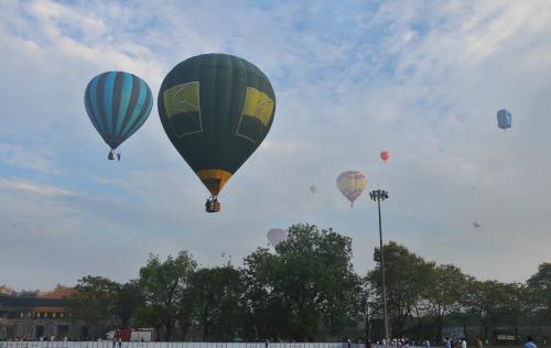 Đẹp mê hoặc Lễ hội khinh khí cầu quốc tế tại Huế