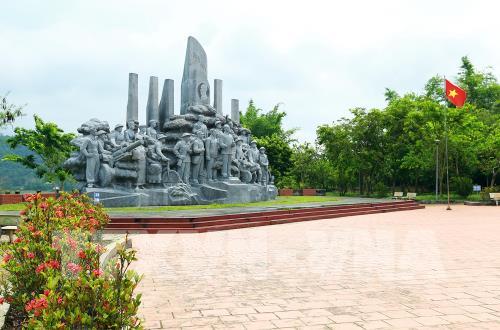 Thăm Sở chỉ huy Chiến dịch Điện Biên Phủ năm xưa